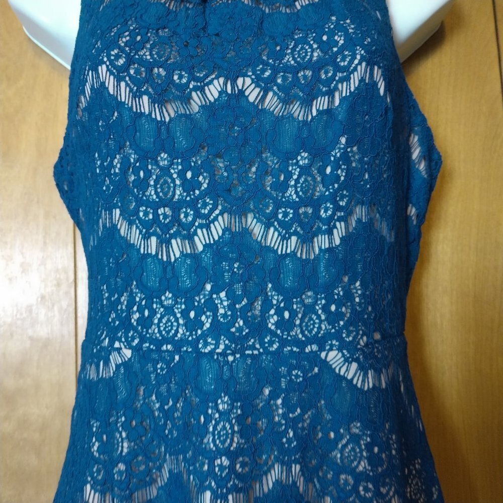 LOVE, FIRE WOMEN'S MEDIUM BLUE SLEEVELESS DRESS LACE OVERLAY FIT AND FLA… - Picture 3 of 6
